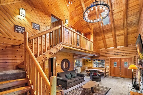 Bear Mountain Log Lodge By Destination Big Bear: Walking distance to Bear Mountain,Golf Course and Hiking Trails! Hot Tub! Fenced Yard! Pet Friendly!