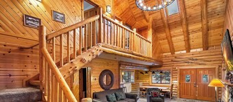Bear Mountain Log Lodge By Destination Big Bear: Walking distance to Bear Mountain,Golf Course and Hiking Trails! Hot Tub! Fenced Yard! Pet Friendly!