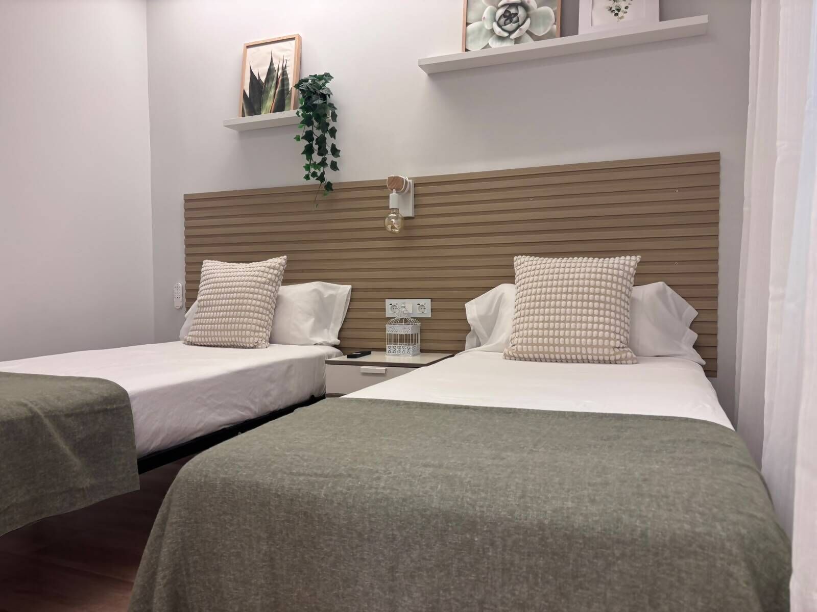 3 habitaciones, tabla de planchar con plancha y cuna de viaje 