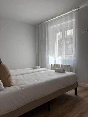 3 habitaciones, tabla de planchar con plancha y cuna de viaje 