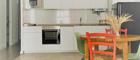 Refrigerador, microondas, horno y lavavajillas