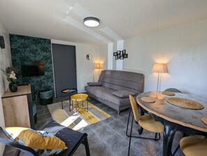 TV - Charming Berry House: Garden, Parking, Near Creuse Valley & Art Village, All-Inclusive Amenities (Le Menoux)