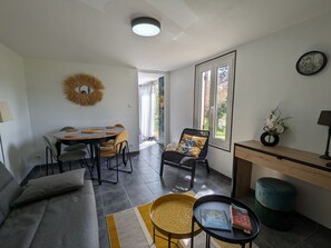 TV - Charming Berry House: Garden, Parking, Near Creuse Valley & Art Village, All-Inclusive Amenities (Le Menoux)