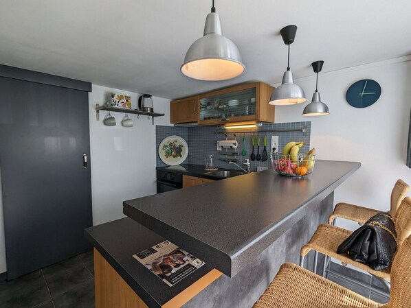 Fridge, microwave, dishwasher - Charming Berry House: Garden, Parking, Near Creuse Valley & Art Village, All-Inclusive Amenities (Le Menoux)