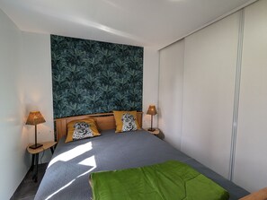 1 bedroom, bed sheets - Charming Berry House: Garden, Parking, Near Creuse Valley & Art Village, All-Inclusive Amenities (Le Menoux)