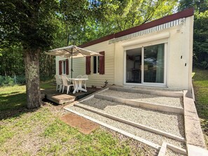 Outdoor dining - Charming Berry House: Garden, Parking, Near Creuse Valley & Art Village, All-Inclusive Amenities (Le Menoux)