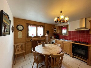 Fridge, oven, dishwasher, toaster - Spacious 3-Bed Apt for 8, 80m from Cernix Slopes, Pet-Friendly, Terrace, Parking (Crest-Voland)