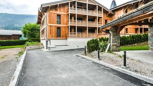 Un edificio moderno de madera con varios balcones y fachada de piedra.