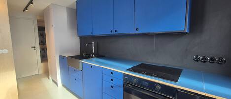 Kjøleskap, mikrobølgeovn, ovn og kokeplater