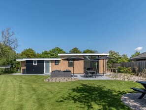 Outdoor dining - Chalet with wide, deep backyard, sheltered and situated on the southwest<br>Decorated in a contemporary (Burgh-Haamstede)