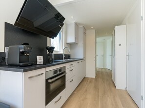 Réfrigérateur, micro-ondes, plaque de cuisson, lave-vaisselle