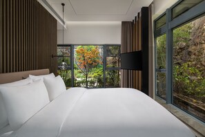 Habitación clásica | Edredones de plumas, minibar, caja fuerte y cortinas opacas