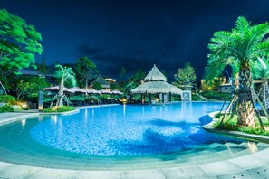 Una piscina cubierta, una piscina al aire libre de temporada