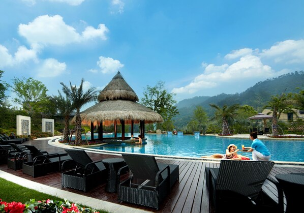 Piscine couverte, piscine extérieure (ouverte en saison)