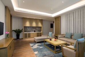 Classic Room | Down comforters, minibar, in-room safe, blackout drapes - Bright QiandaoLake Resort (Hangzhou)
