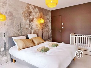 5 bedrooms, free WiFi, bed sheets - Luxury 12-Person Villa with Spa, Cinema, Outdoor Games, and Scenic Views in Saulges (Saulges)