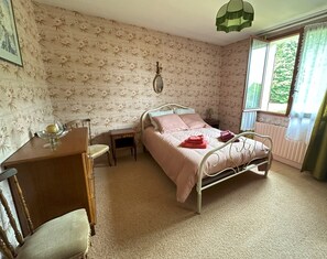 4 bedrooms, iron/ironing board, travel cot, free WiFi