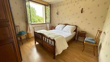 4 bedrooms, iron/ironing board, travel crib, free WiFi