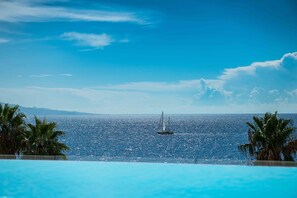Alberca techada y alberca al aire libre por temporada