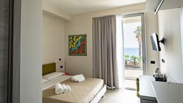 Kamar Double Panorama | Seprai premium, selimut bulu angsa, minibar, dan brankas