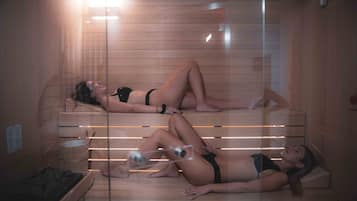 Ruang perawatan pasangan, sauna, hot tub, dan ruang uap