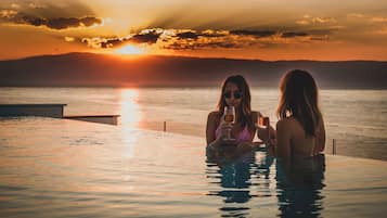 Innenpool, Außenpool (je nach Saison geöffnet)