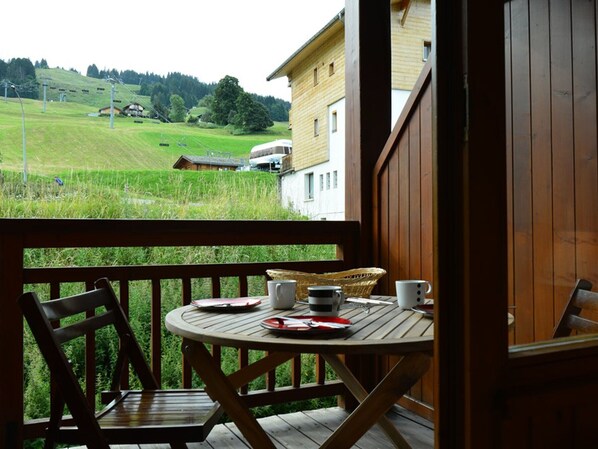 Outdoor dining - Cozy 1-Bedroom Apartment, Well-Equipped, Near Ski Slopes and Village Center (Crest-Voland)