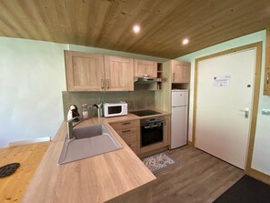 Jääkaappi, uuni, astianpesukone, kahvin-/teenkeitin