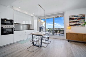 Køleskab, mikrobølgeovn, ovn, kogeplade