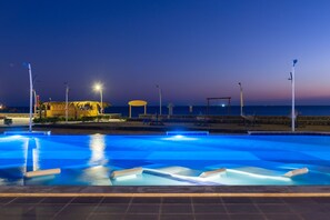 2 สระว่ายน้ำกลางแจ้ง