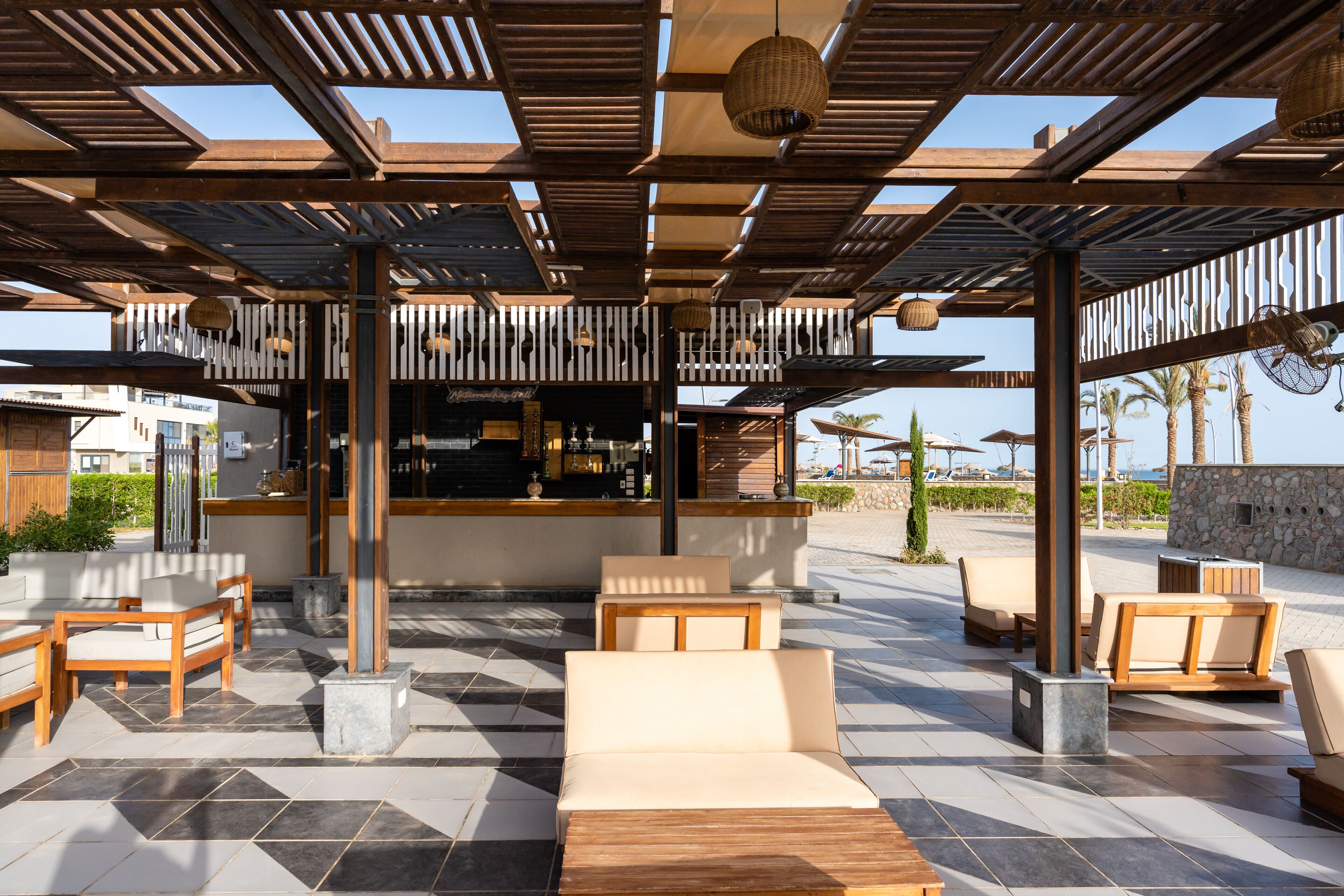 2 restoran, melayani makan siang 