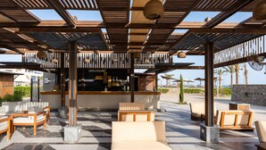Un espace extérieur aménagé avec des meubles en bois et un bar.