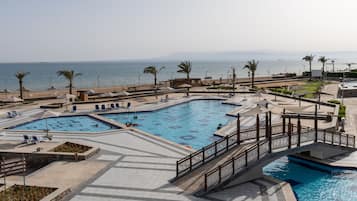 2 piscines extérieures