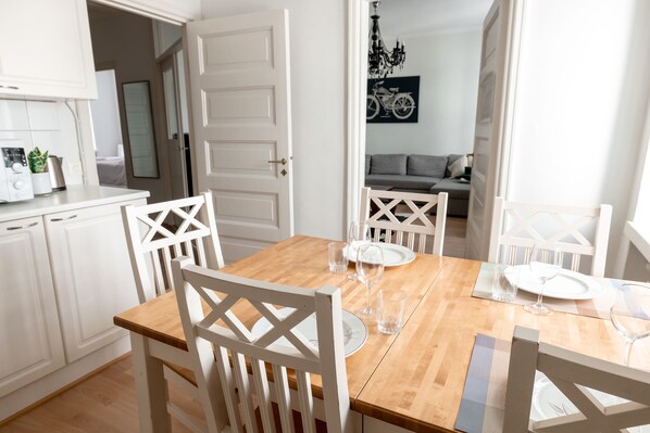 Apartamento conforto | Opções para refeição no quarto