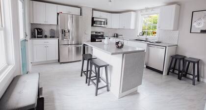 Newly Remodled Home Located within Walking Distance of Downtown Bangor and Waterfront Concerts