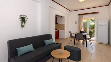 Apartment, 2 Schlafzimmer, Balkon | Wohnbereich | 40-Zoll-Flachbildfernseher mit Kabelempfang, Fernseher, Netflix