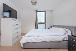 2 bedrooms, iron/ironing board, free WiFi