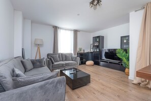 40-inch Smart TV with cable channels, TV