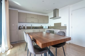 Full-sized fridge, microwave, oven, toaster