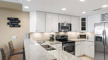 Geladeira, micro-ondas, fogão, cooktop