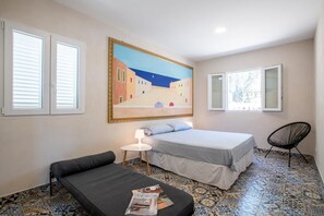 4 bedrooms, iron/ironing board, WiFi, bed sheets