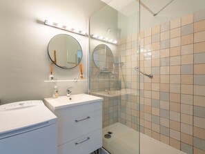 Hair dryer - "Charming Studio in Central Arcachon with Balcony, Steps from Beach - Sleeps 2" (Arcachon)