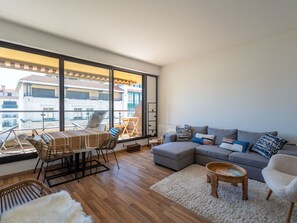TV - "Charming Studio in Central Arcachon with Balcony, Steps from Beach - Sleeps 2" (Arcachon)