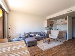 TV - "Charming Studio in Central Arcachon with Balcony, Steps from Beach - Sleeps 2" (Arcachon)