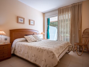 3 bedrooms, free WiFi, bed sheets, wheelchair access - Seaside Apartment with Parking and AC (Torredembarra)