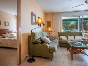 TV - Seaside Apartment with Parking and AC (Torredembarra)