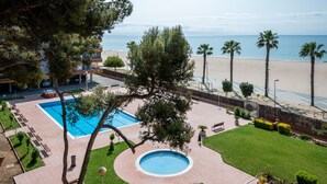 A pool area with a view of the beach and ocean. - Seaside Apartment with Parking and AC (Torredembarra)