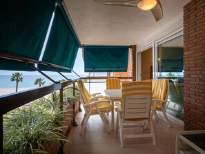 Outdoor dining - Beachfront Apartment with Pools in Torredembarra (Torredembarra)