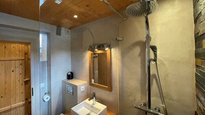 A modern bathroom with a wooden ceiling, a large mirror, a sink, and a shower with a rain showerhead. - Cozy duplex apartment 4 pers, parking (Crest-Voland)