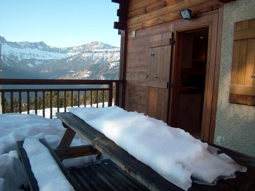 Sunny Chalet for 8, near slopes, WiFi, garage, pet-friendly, equipped kitchen, 4 bedrooms